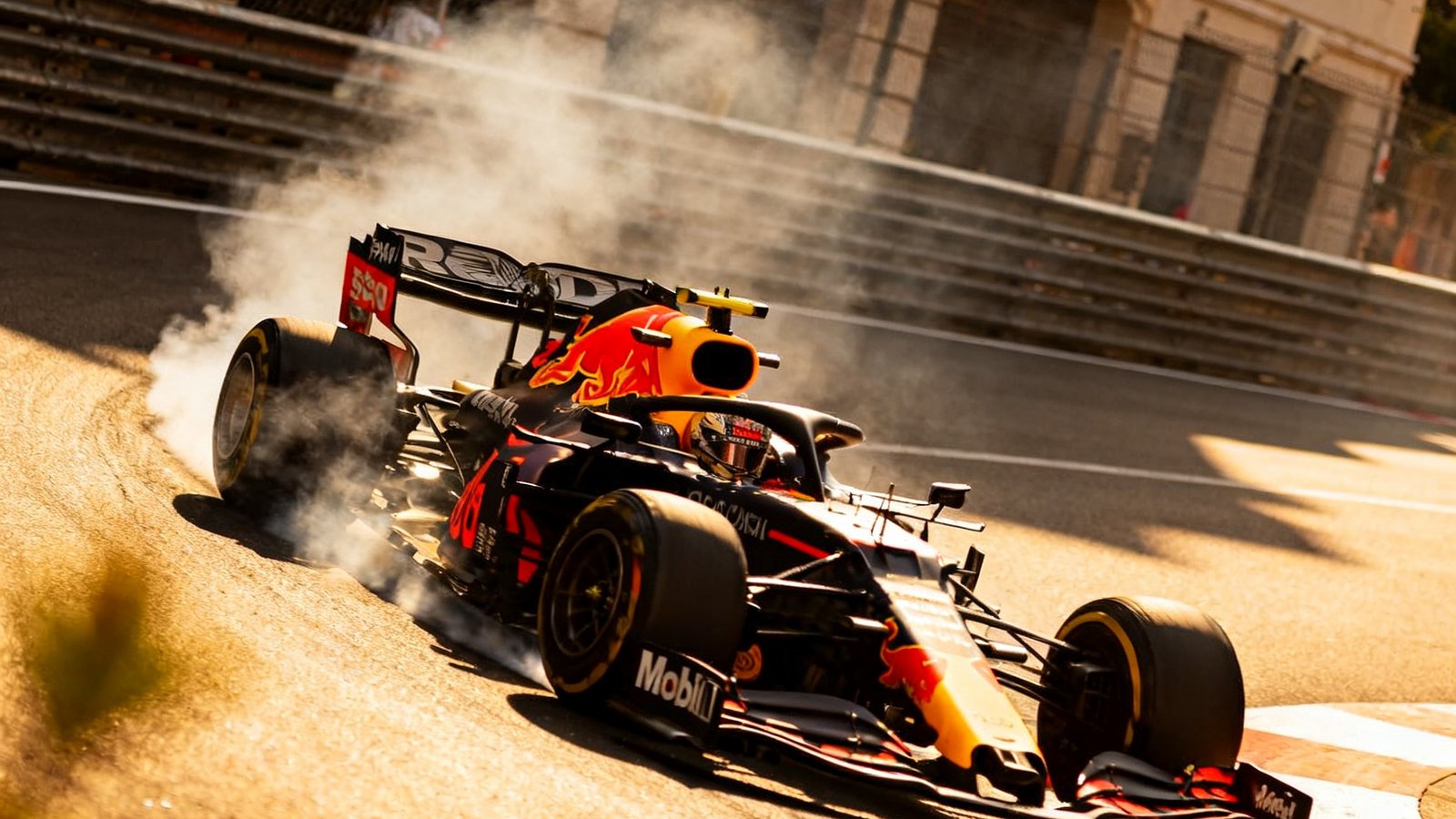 F1摩纳哥大奖赛排位赛维斯塔潘驾驶红牛赛车高速过弯